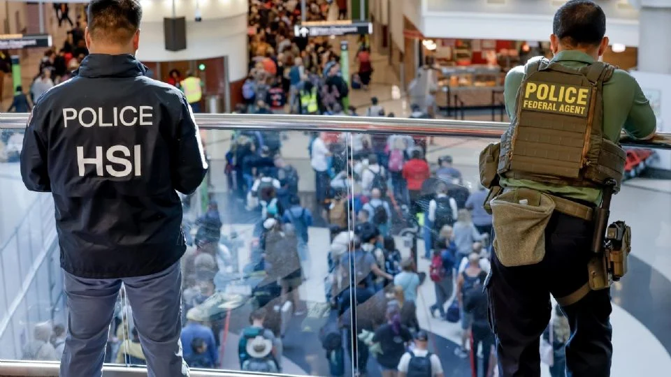 Trump amaga con desplegar a la Guardia Nacional en aeropuertos para complementar al ICE