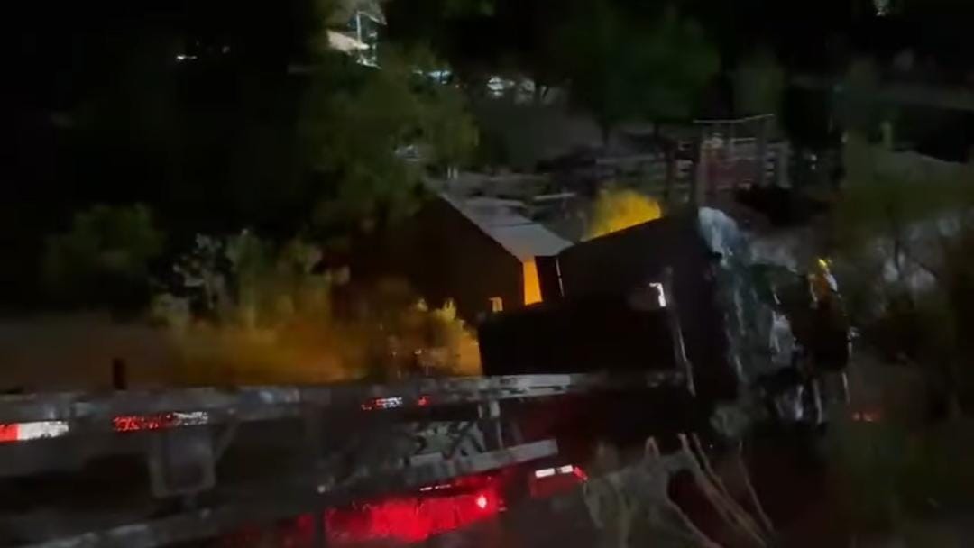 Cae tráiler a barranco en entrada de Sabinas