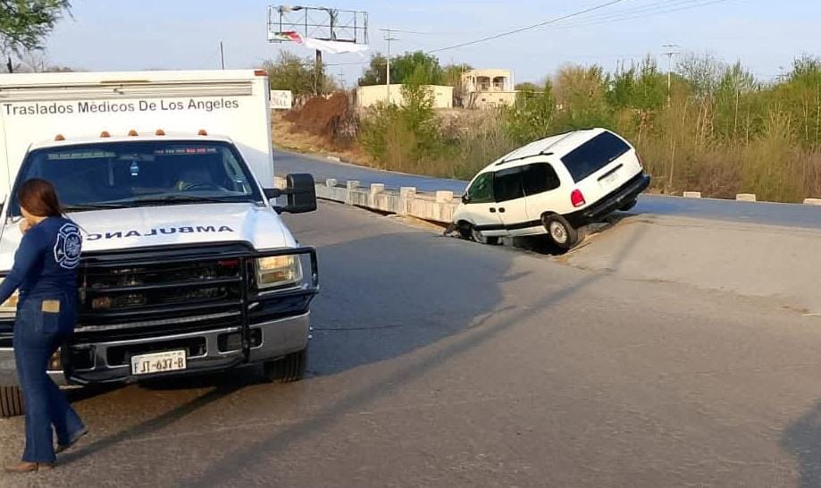 Se cae camioneta del puente de Río Sabinas