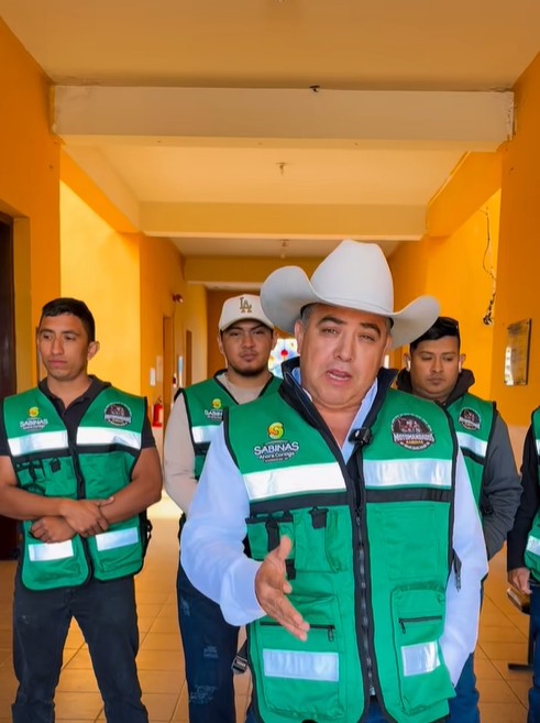 Entrega Chano chalecos a los “motomandados”