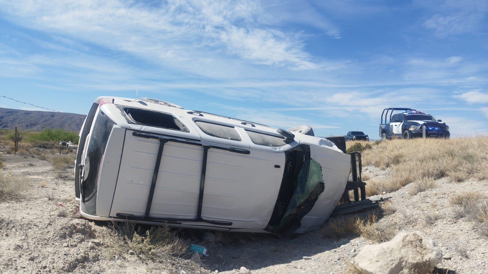 Vuelca camioneta en aparatoso accidente