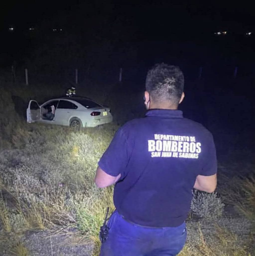 Deja a joven grave una volcadura en la Premier
