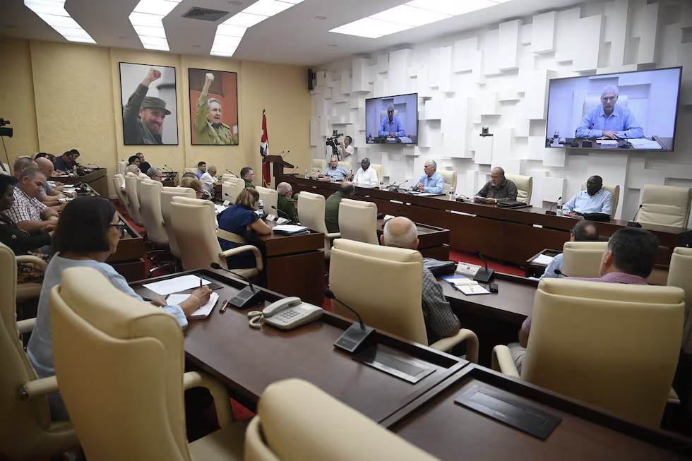 Cuba negocia con Trump bajo amenaza del colapso