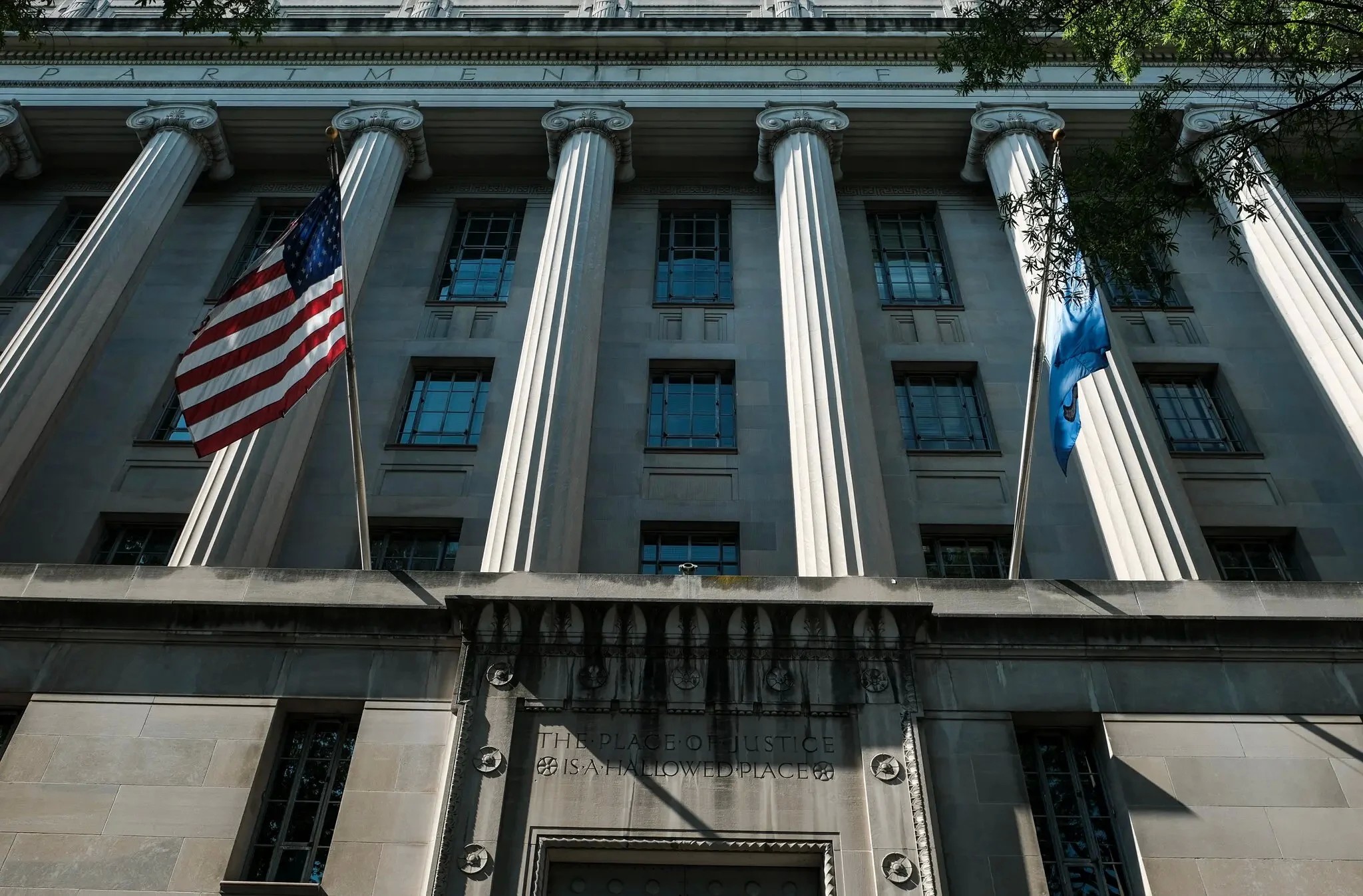 EU da a conocer el testimonio de la mujer que acusó a Trump en los archivos Epstein