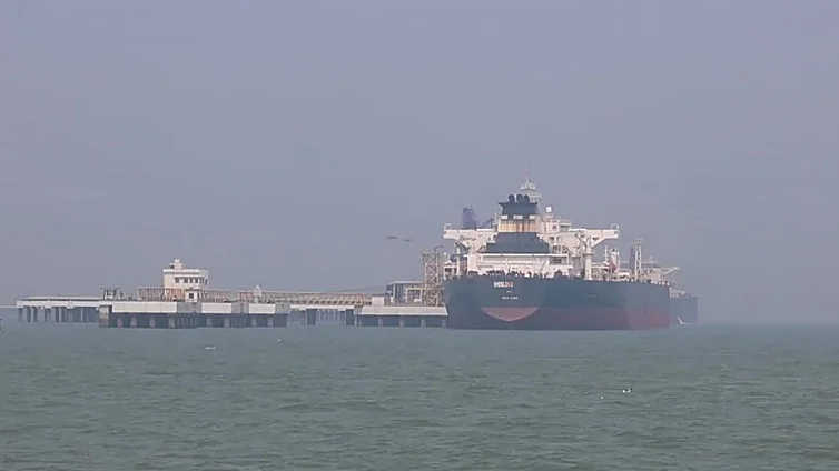 Navega petrolero iraquí con crudo a través de Ormuz