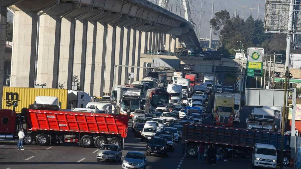 CAOS NACIONAL POR PARO DE TRANSPORTISTAS Y CAMPESINOS