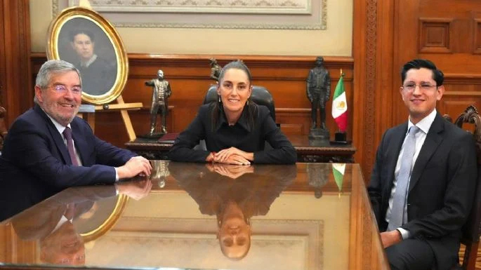 Deja De la Fuente SRE; asume Velasco