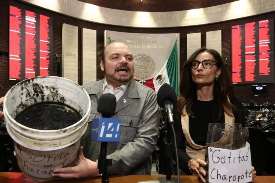‘¿Gotitas?’, reclaman derrame y llevan chapopote a San Lázaro