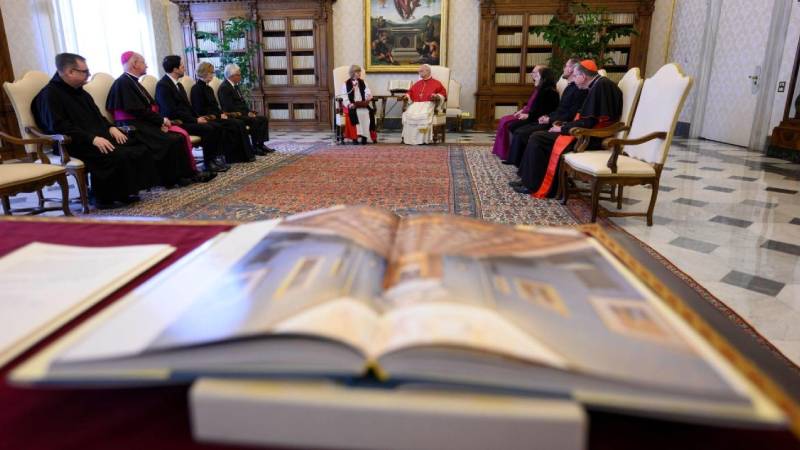 En un encuentro histórico, el Papa ora con arzobispa de Canterbury
