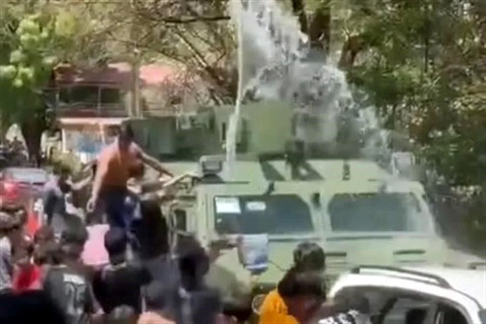 Dan pobladores ‘remojón’ al Ejército en Arcelia, Guerrero