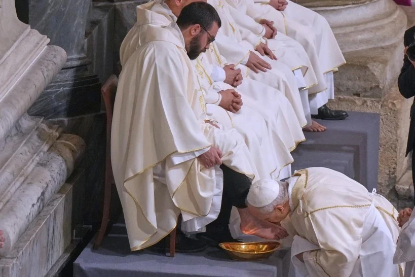 Revive Papa León lavado de pies en Jueves Santo