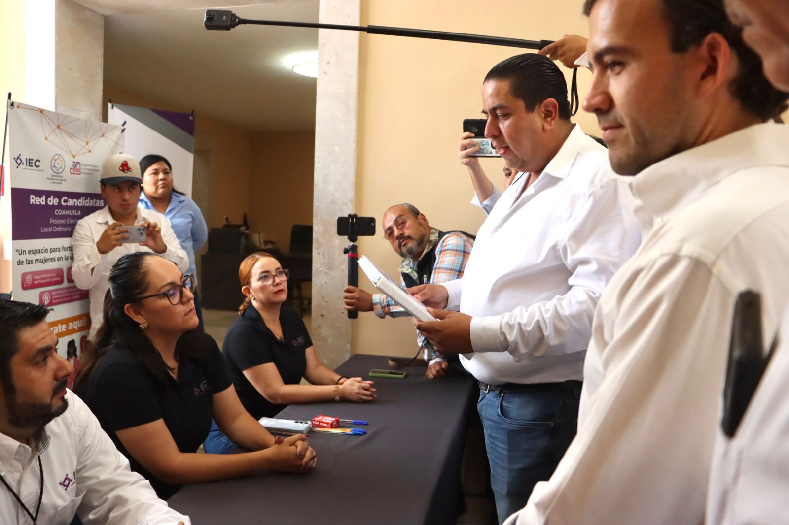 Registra Chema Morales candidatura al Congreso