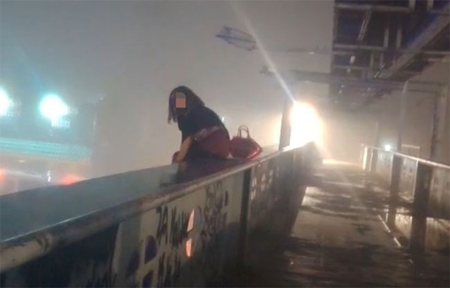 La aseguran policías; Iba a saltar de puente