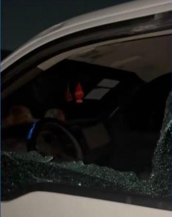 Atacan a padre e hijo y destrozan vehículos
