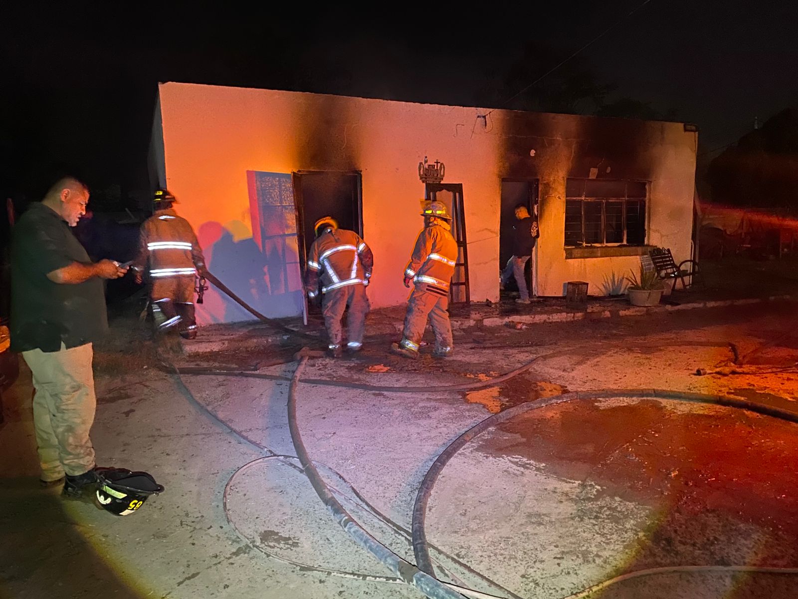 Voraz incendio consume vivienda en Nueva Rosita