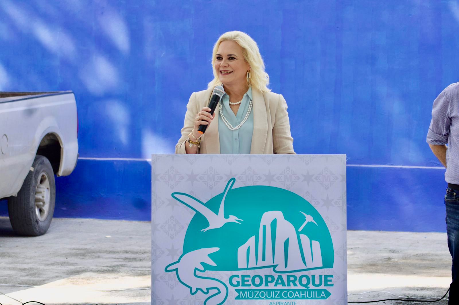 Entrega Laura Jiménez malla sombra a primaria