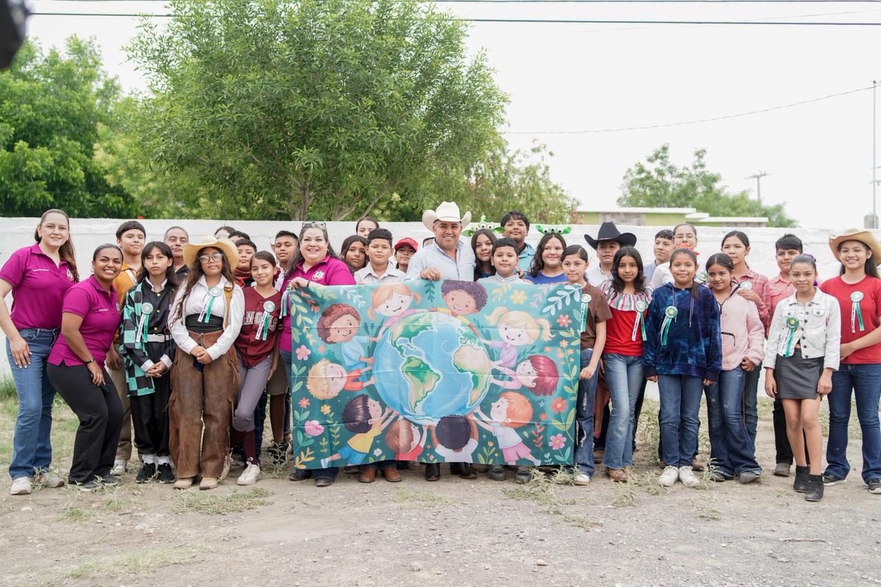 Estrecha lazos con estudiantes de primaria