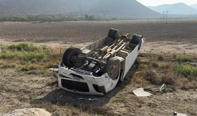 Vuelca transporte en la 54; y el chofer huye