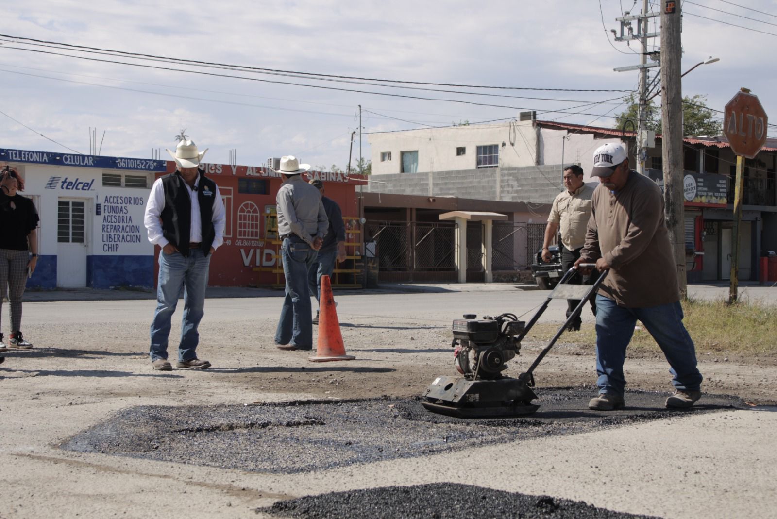 INTENSIFICA CHANO DÍAZ TRABAJOS DE BACHEO EN SABINAS