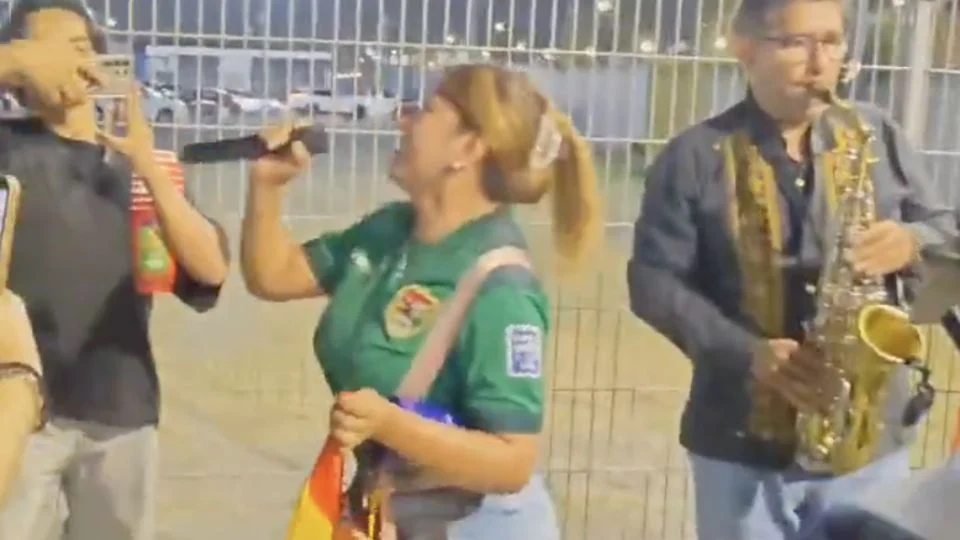 “Y yo estoy aquí, borracho y loco”: aficionados se unen para cantar ‘Lamento boliviano’ tras eliminación de Bolivia ante Irak en Monterrey