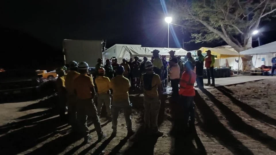 Siguen tres mineros atrapados en Sinaloa; van más de 160 horas de labores de rescate