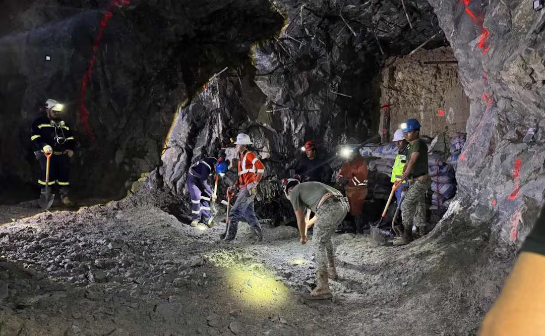 Continúan labores de rescate de trabajadores en mina Santa Fe; intensifican extracción de agua y sedimentos de túneles