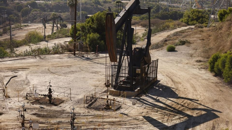Petróleo de Texas se acerca a los 110 dólares por barril a horas de concluir ultimátum de Trump a Irán