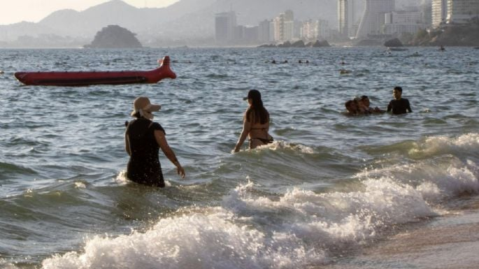Fallece mujer al intentar salvar a su hijo arrastrado por el mar en playa de Oaxaca