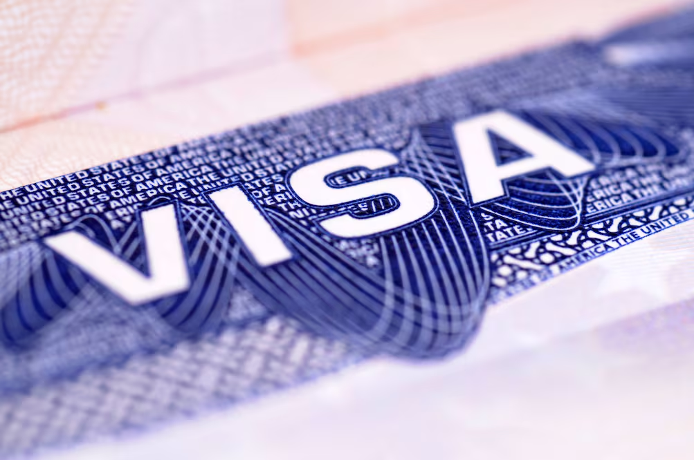 EU amplía revisión de redes sociales para solicitantes de visa; tenerlas privadas retrasa trámites, advierte