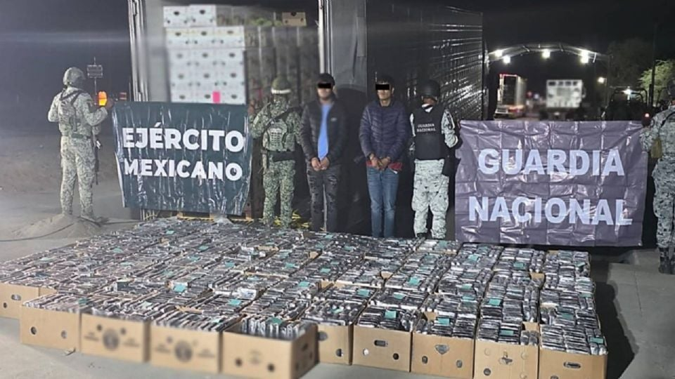 Incautan tractocamión con casi mil 900 paquetes de c*caína en Sonora; detienen a dos sujetos