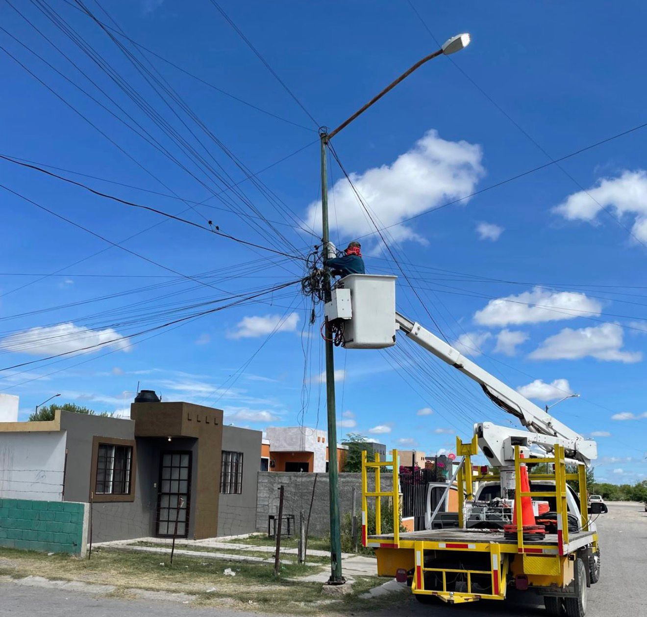 REFUERZA CHANO DÍAZ EL ALUMBRADO PÚBLICO EN SABINAS