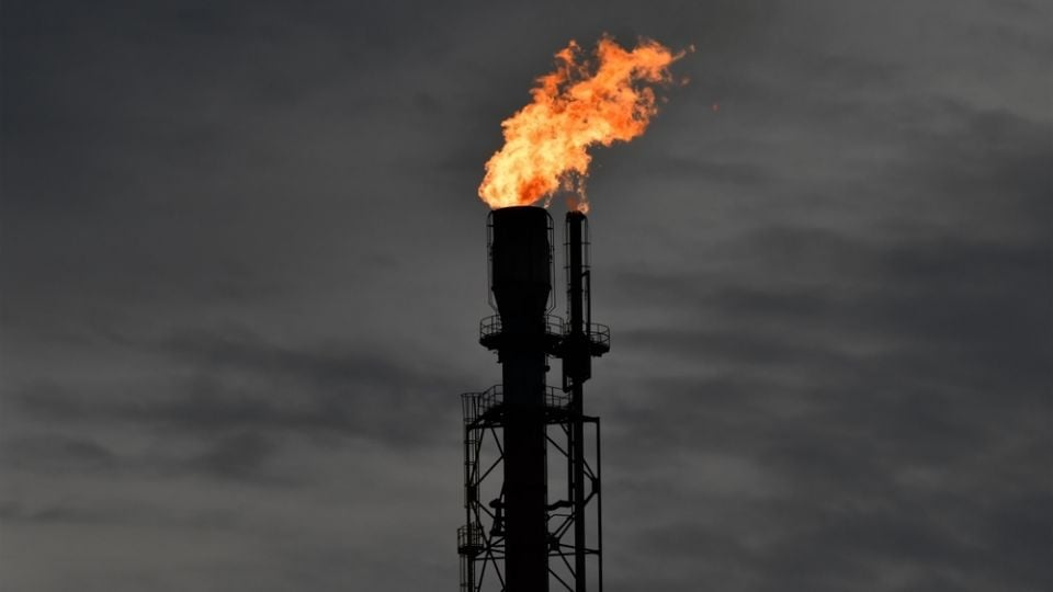 Precio del petróleo de Texas se dispara a los 115 dólares por barril al filo del ultimátum de Trump a Irán