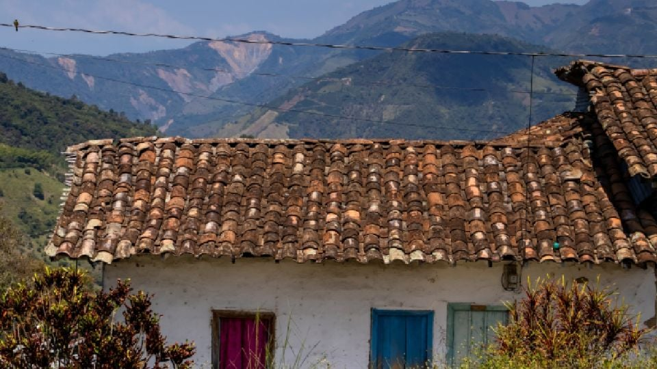 Ataque con drones en Colombia: se desata incendio en viviendas campesinas y hay al menos cuatro heridos