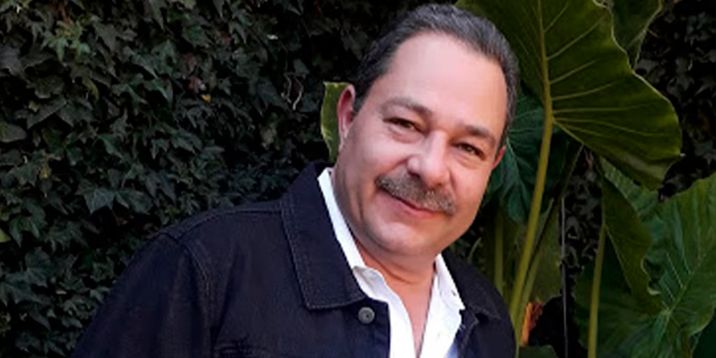 Actor de Televisa revela que a sus 63 años ha decidido “vender” fotos íntimas