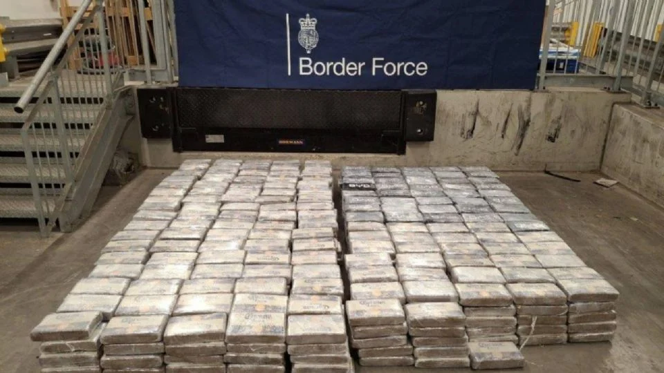 Decomisan casi una tonelada de c*caína oculta en cajas de plátano en Reino Unido; hay tres detenidos