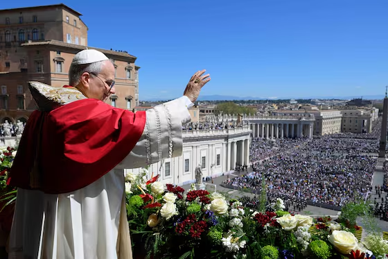 Papa León XIV llama a «deponer las armas» y «elegir la paz»; es su primer mensaje de Pascua