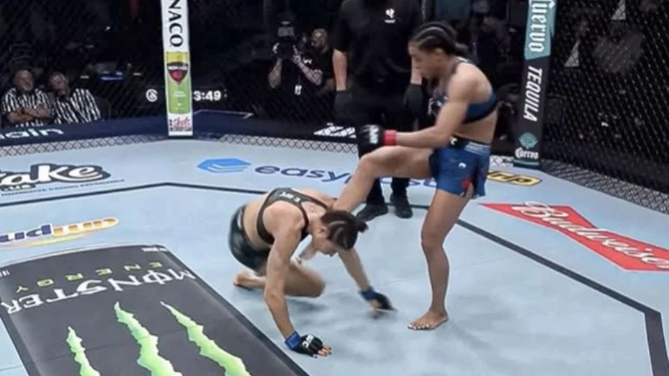 Peleadora de UFC propina brutal p*tada a su rival cuando estaba en la lona y se desata polémica sobre si era o no legal