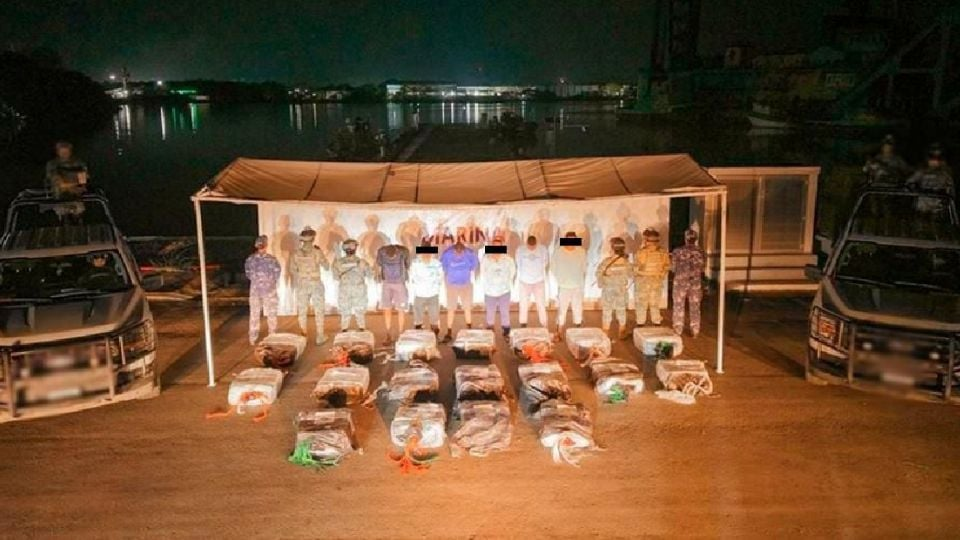 Decomisan 900 kilos de c*caína de una embarcación en Chiapas; caen seis sujetos