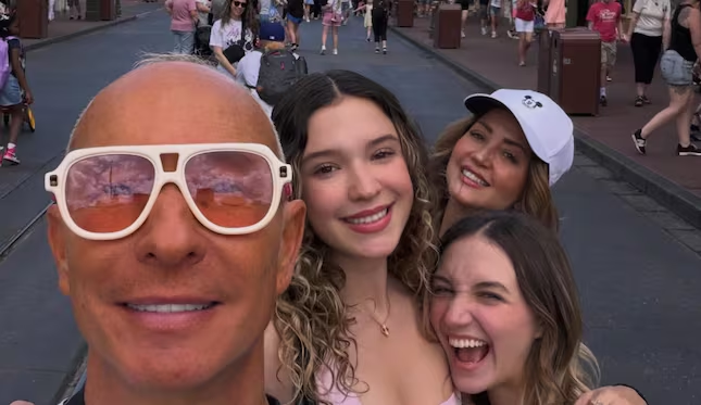 Critican a Andrea Legarreta y Erik Rubín por irse de vacaciones con sus hijas, pero sin sus parejas: «esto no es madurez, es apego»