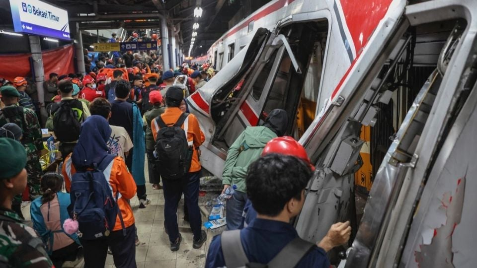 Aumentan a siete los m*ertos tras choque entre dos trenes a las afueras de Yakarta