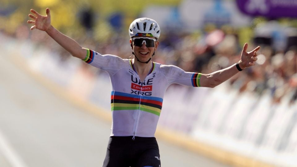 El ciclista Tadej Pogacar le gana el paso a un tren y conquista de forma polémica e imponente el Tour de Flandes