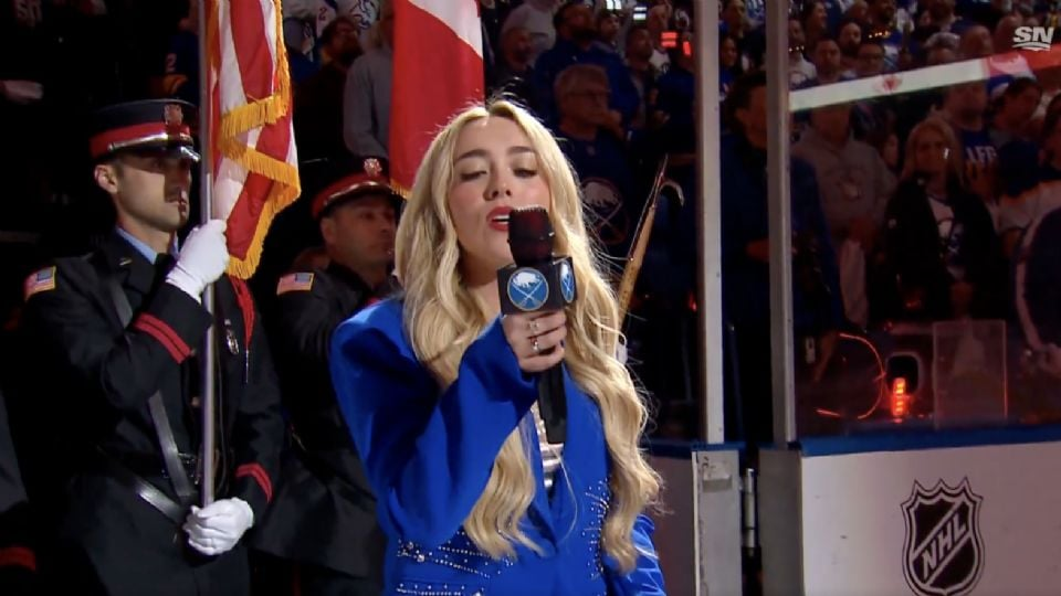 Buenos vecinos: micrófono falla durante entonación del himno de Canadá en playoffs de la NHL en Buffalo y la gente lo canta al unísono