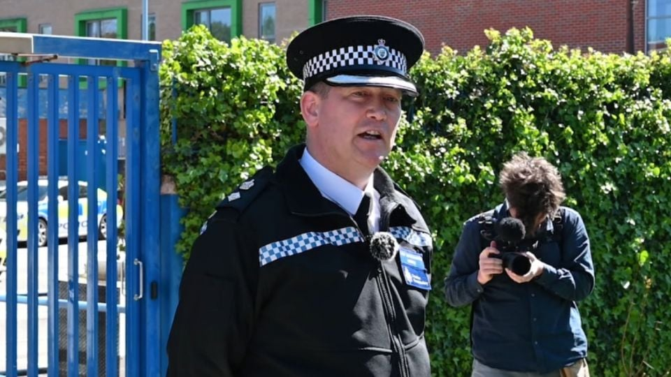 Capturan a dos mexicanos en redada contra secta en Inglaterra investigada por agresión s*xual y escl4vitud