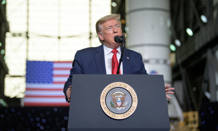 Trump cree que NASA volverá a la Luna antes de terminar su mandato