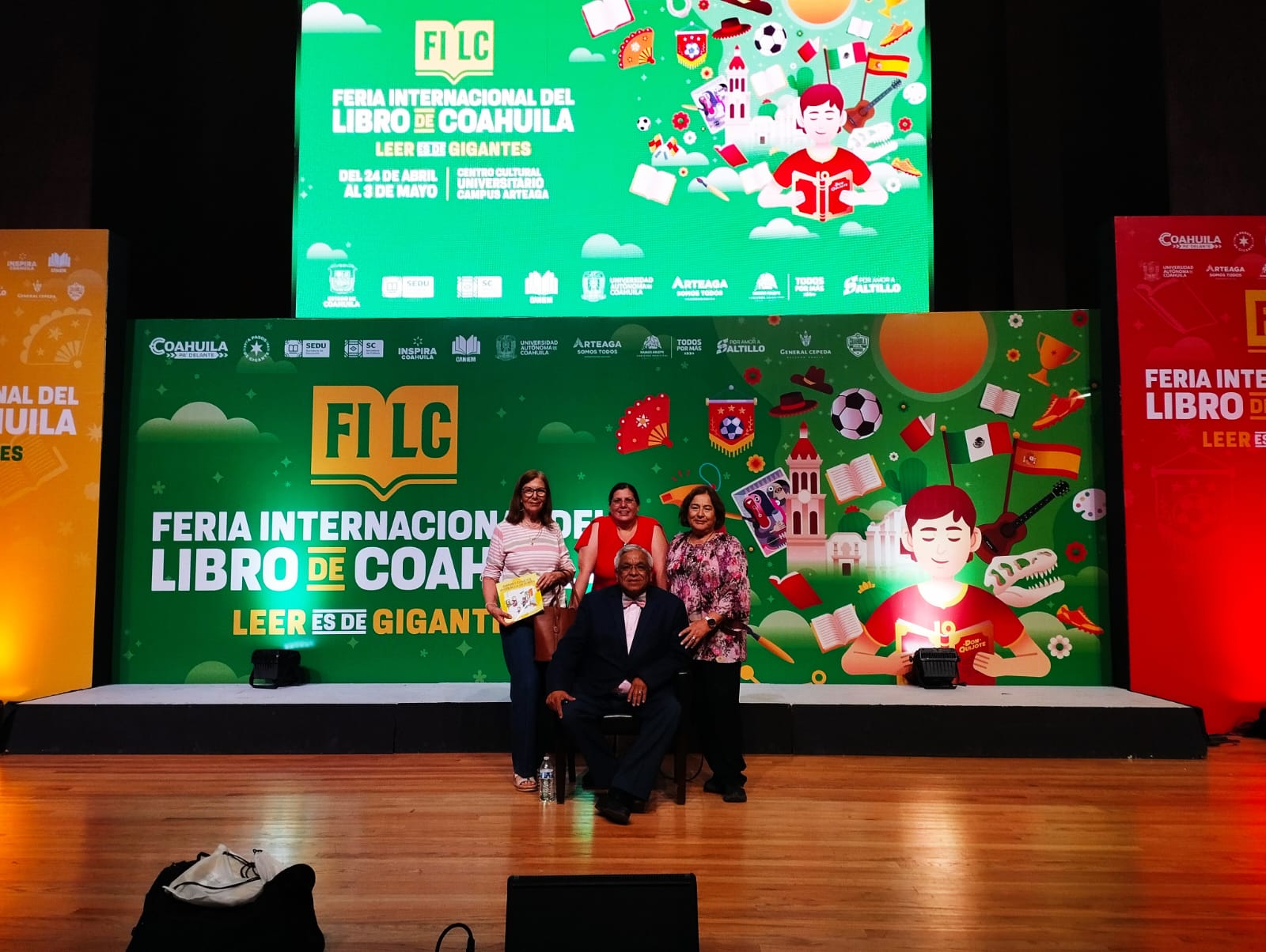 Presenta Ramiro Flores nuevo libro en Arteaga