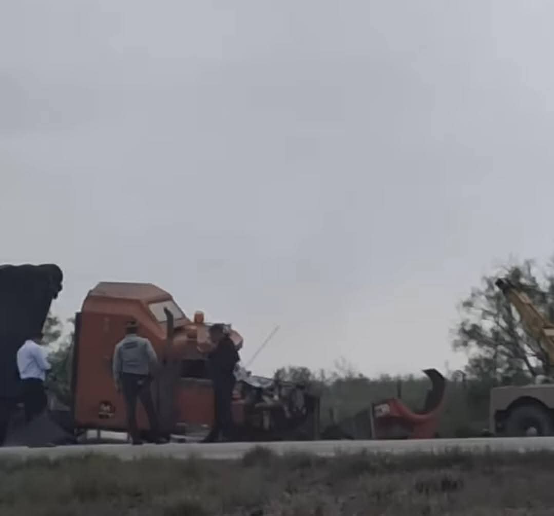 No encuentran a trailero luego de sufrir accidente
