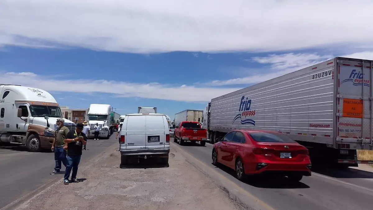 Bloquean transportistas la  Chihuahua-Juárez