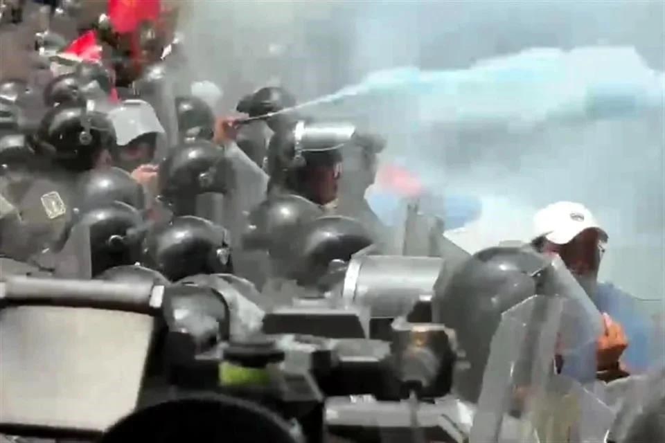 Reprimen policías a integrantes del CNTE