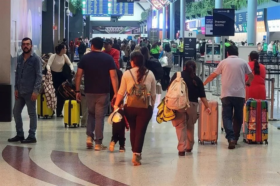 Avión aterriza de emergencia en Monterrey tras muerte de pasajera