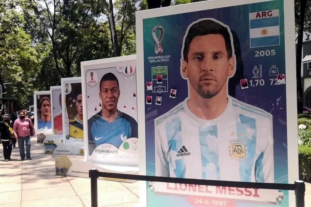 Pegan estampas del “narco” en exposición del Mundial